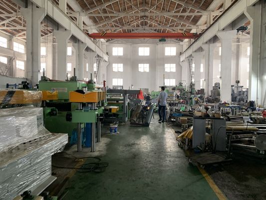 La bobina de acero que rajaba la línea utilizó al grueso 0.6~10m m para el laminador en frío, el molino de tubo soldado con autógena, el rollo que formaba la máquina, el etc